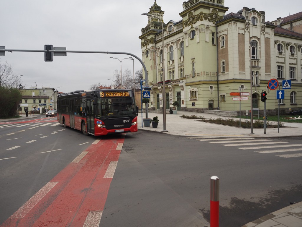 Autobus i pas rowerowy w Jeleniej Górze