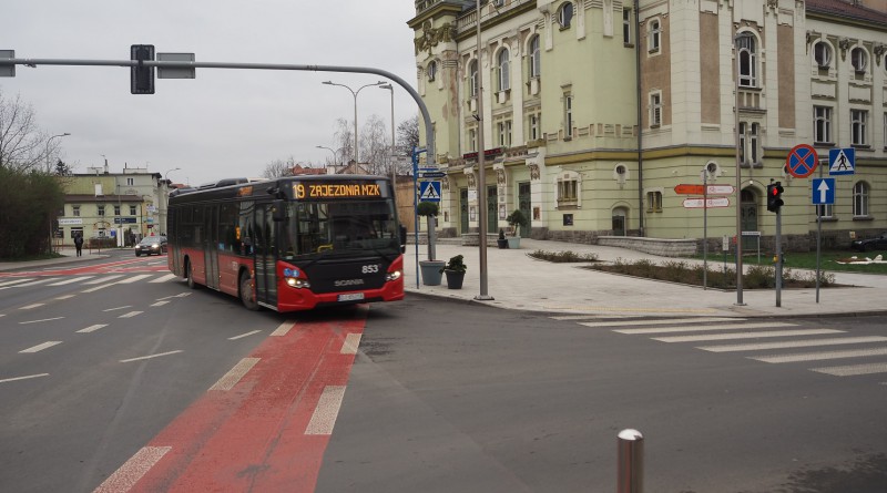 Autobus i pas rowerowy w Jeleniej Górze