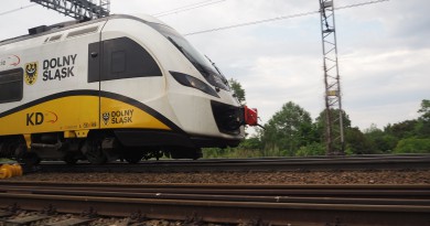 Pociąg Kolei Dolnośląskich w okolicach stacji Wrocław Mikołajów
