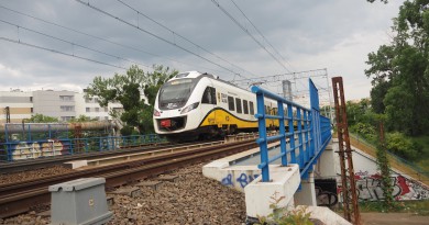 Pociąg Kolei Dolnośląskich w okolicy stacji Wrocław Mikołajów