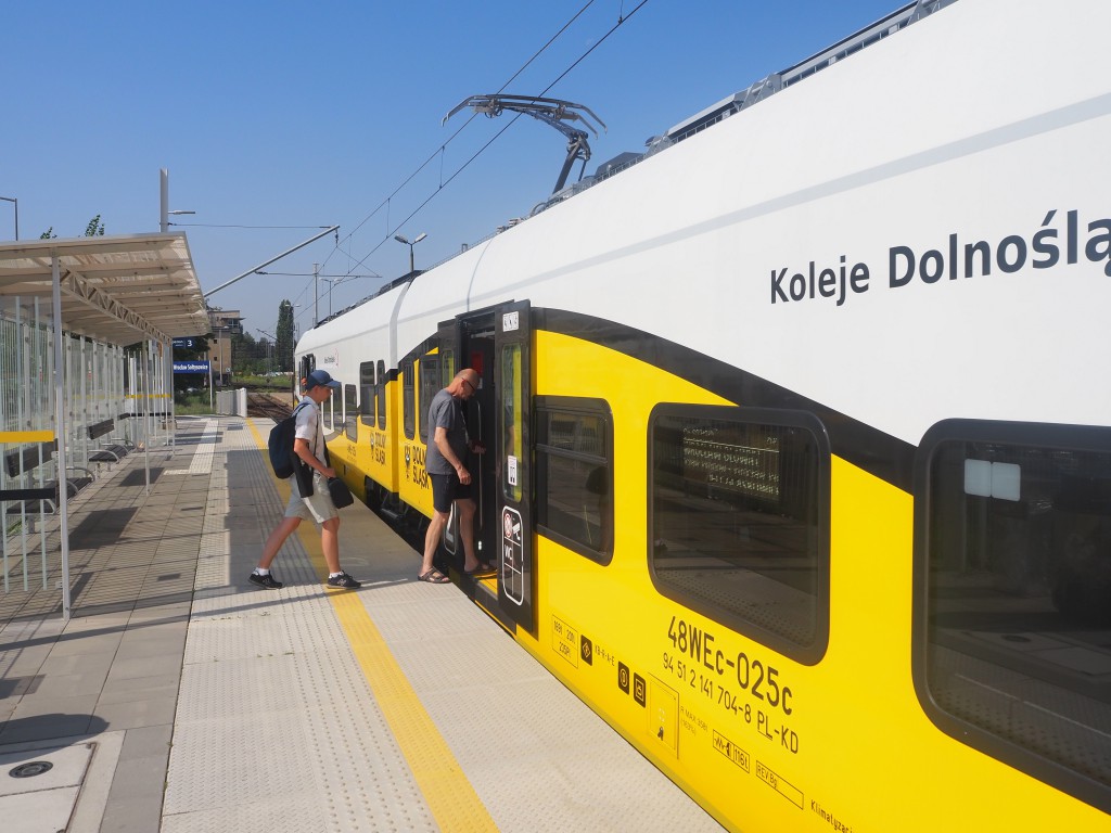 Pociąg Kolei Dolnośląskich na stacji Wrocław Sołtysowice