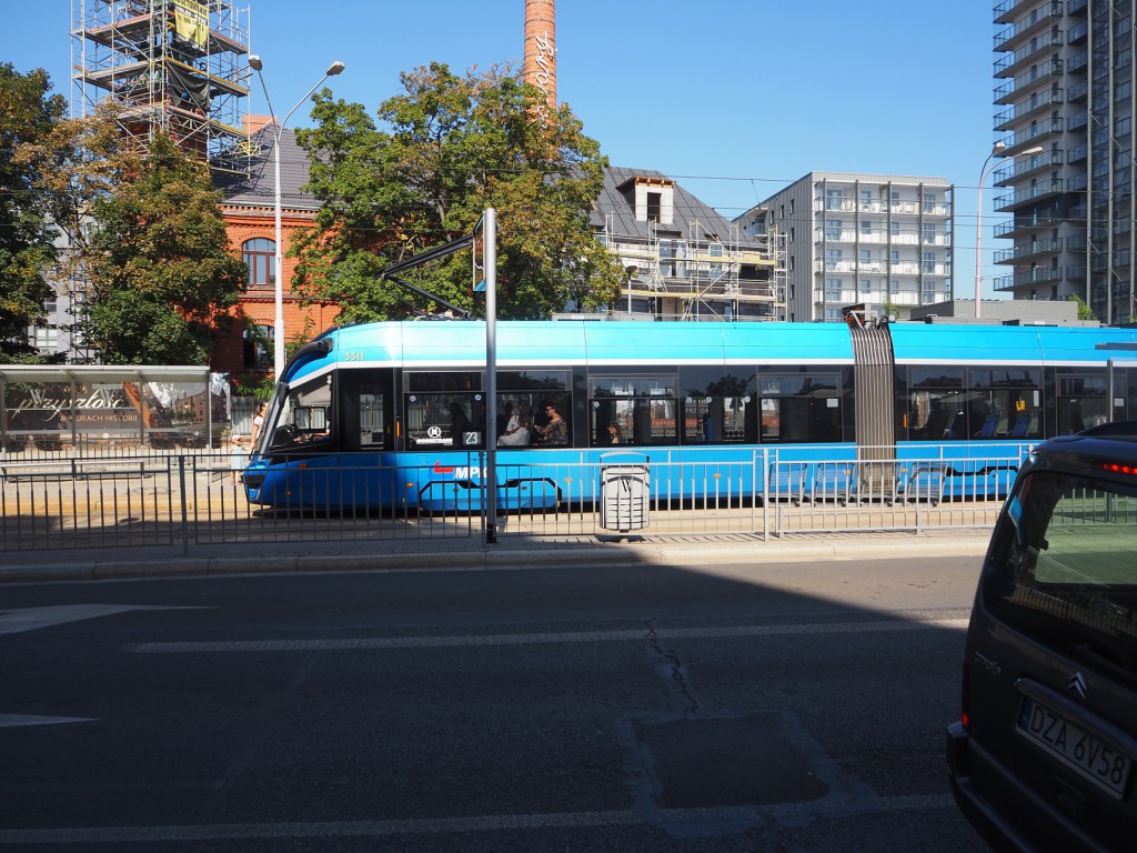 Tramwaj w ul. Jedności Narodowej - przystanek Mosty Warszawskie