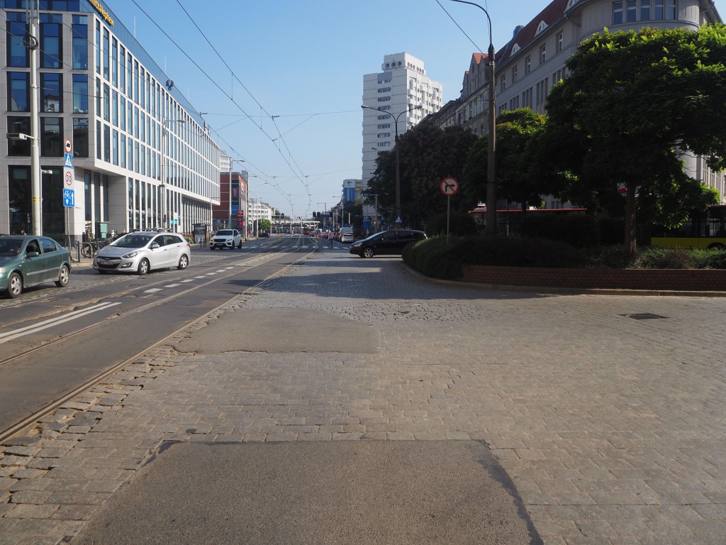 Placyk na skrzyżowaniu ul. Szczytnickiej i ul. Curie-Skłodowskiej