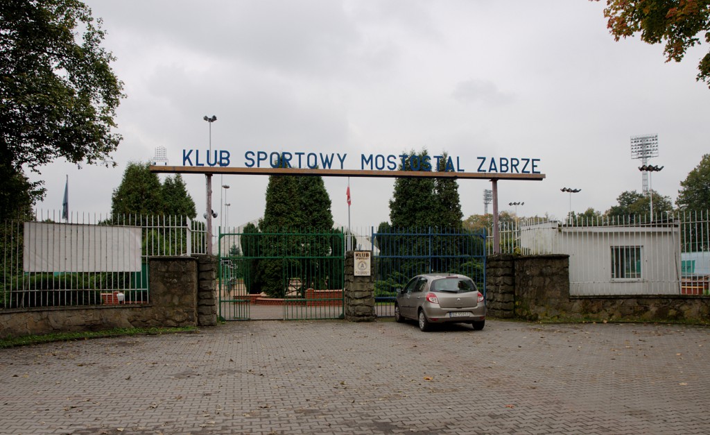 Ulica Piłsudskiego w Zabrzu. Klub sportowy Mostostal / Tomasz "Nemo5576" Górny, CC-BY-SA 3.0.