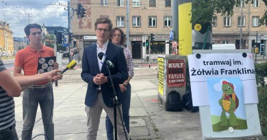 Jakub Nowotarski na konferencji prasowej ws. tramwajów
