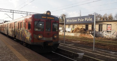 Pociąg Polregio na stacji Wrocław Psie Pole